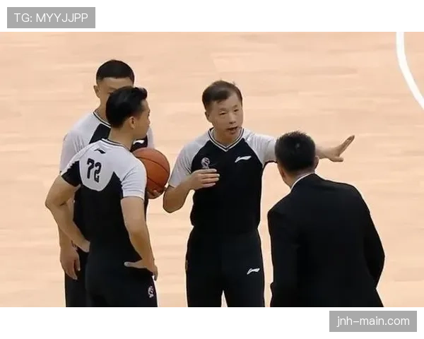 进攻犯规判定要点：推动、阻挡与位移的裁判标准